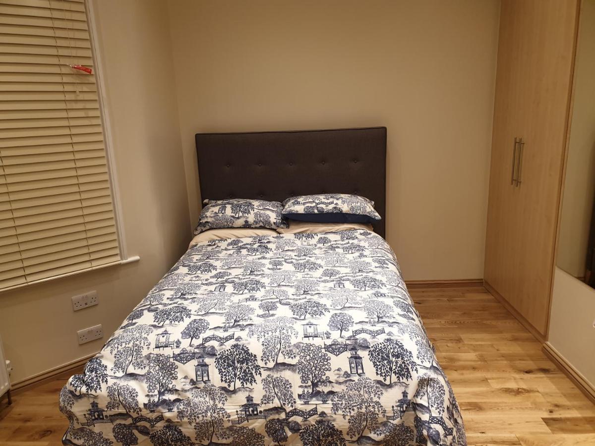 London Luxury Apartments 3 Bedroom Sleeps 8 With 3 Bathrooms 4 Mins Walk To Tube Free Parking Ilford Exterior foto