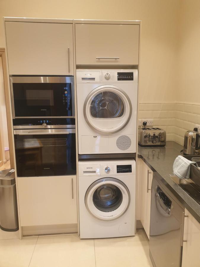 London Luxury Apartments 3 Bedroom Sleeps 8 With 3 Bathrooms 4 Mins Walk To Tube Free Parking Ilford Exterior foto
