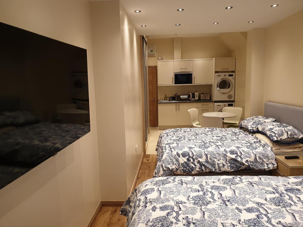 London Luxury Apartments 3 Bedroom Sleeps 8 With 3 Bathrooms 4 Mins Walk To Tube Free Parking Ilford Exterior foto