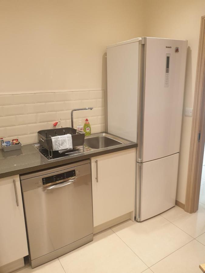 London Luxury Apartments 3 Bedroom Sleeps 8 With 3 Bathrooms 4 Mins Walk To Tube Free Parking Ilford Exterior foto