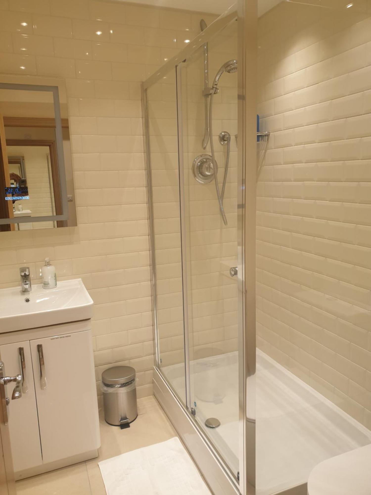 London Luxury Apartments 3 Bedroom Sleeps 8 With 3 Bathrooms 4 Mins Walk To Tube Free Parking Ilford Exterior foto