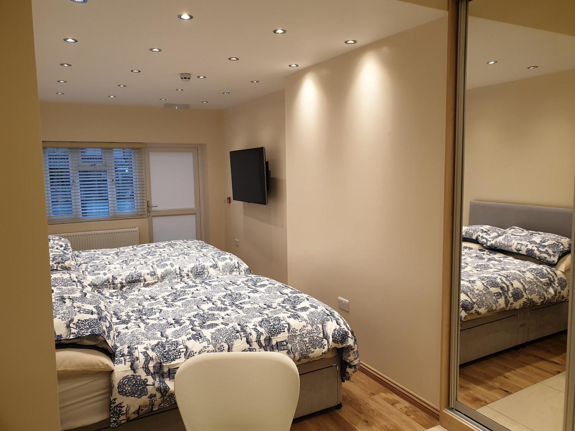 London Luxury Apartments 3 Bedroom Sleeps 8 With 3 Bathrooms 4 Mins Walk To Tube Free Parking Ilford Exterior foto