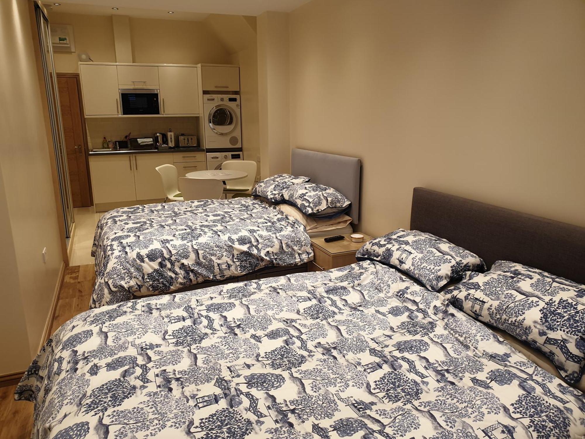London Luxury Apartments 3 Bedroom Sleeps 8 With 3 Bathrooms 4 Mins Walk To Tube Free Parking Ilford Exterior foto